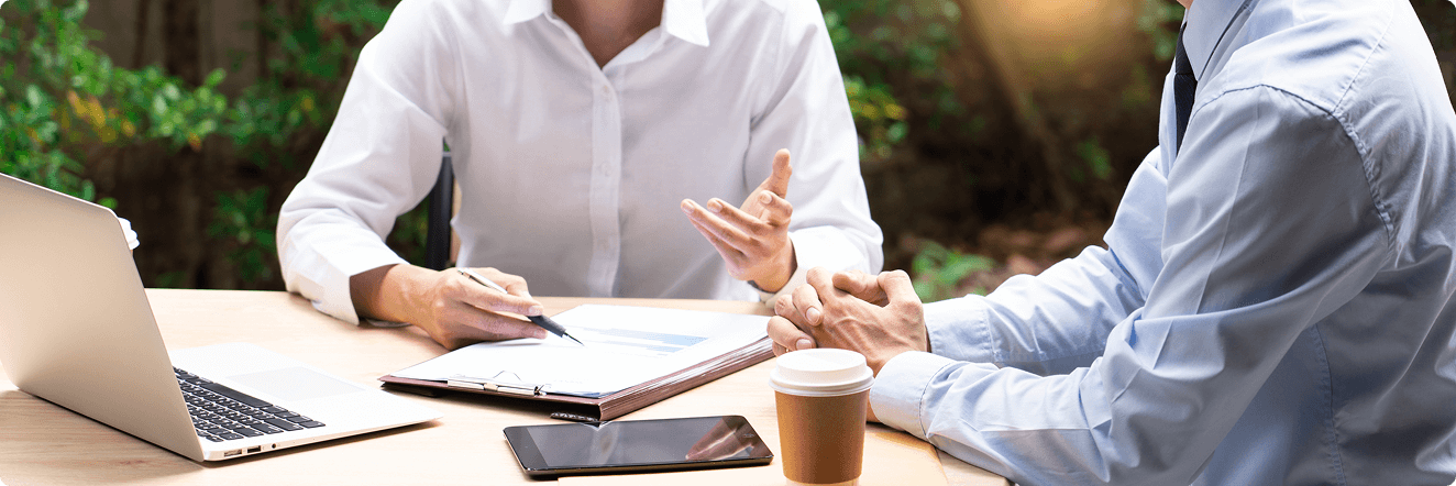 Dwójka rozmawiających ludzi